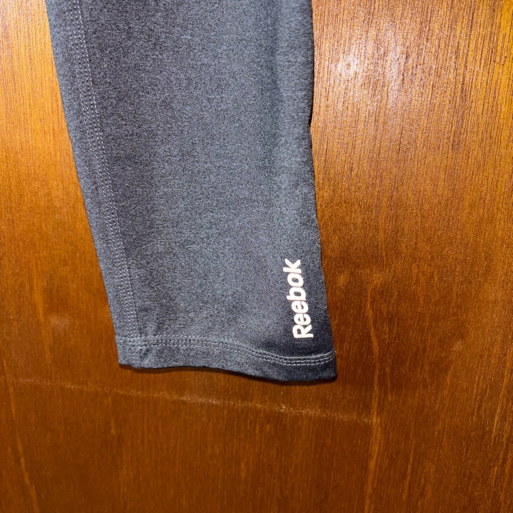 🐠 Reebok Gray Leggings Athletic Stretchy Bottoms - Picture 2 of 3